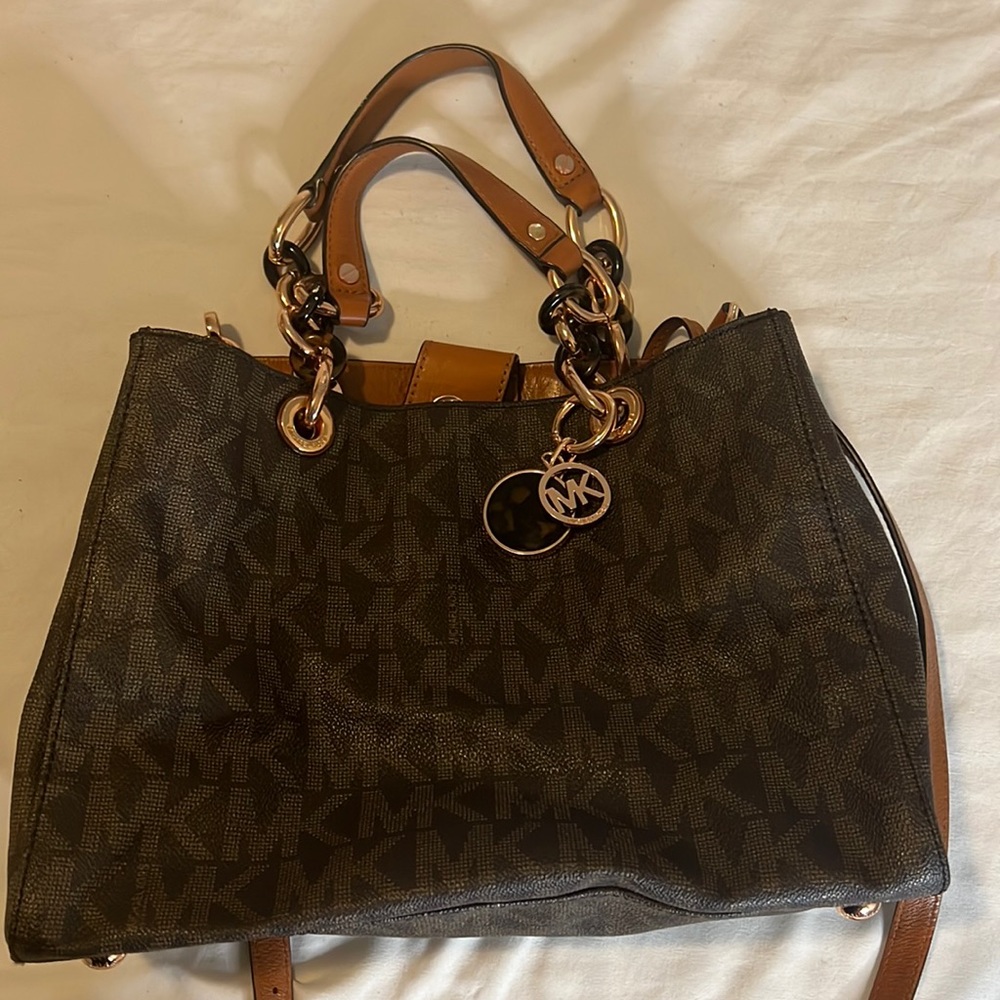Medium Michael Kors bag perfect for everyday use!